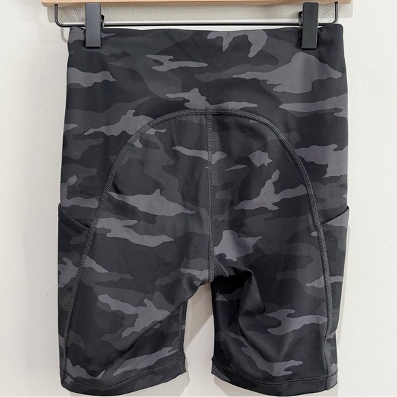 ATHLETA Ultimate Stash Pocket Camo 7” Shorts Black Gray Camo Athleisure Size XS - Picture 4 of 7